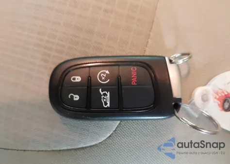 2016 Jeep Cherokee Latitude z USA, uszkodzony, nr VIN 1C4PJMCS5GW360775